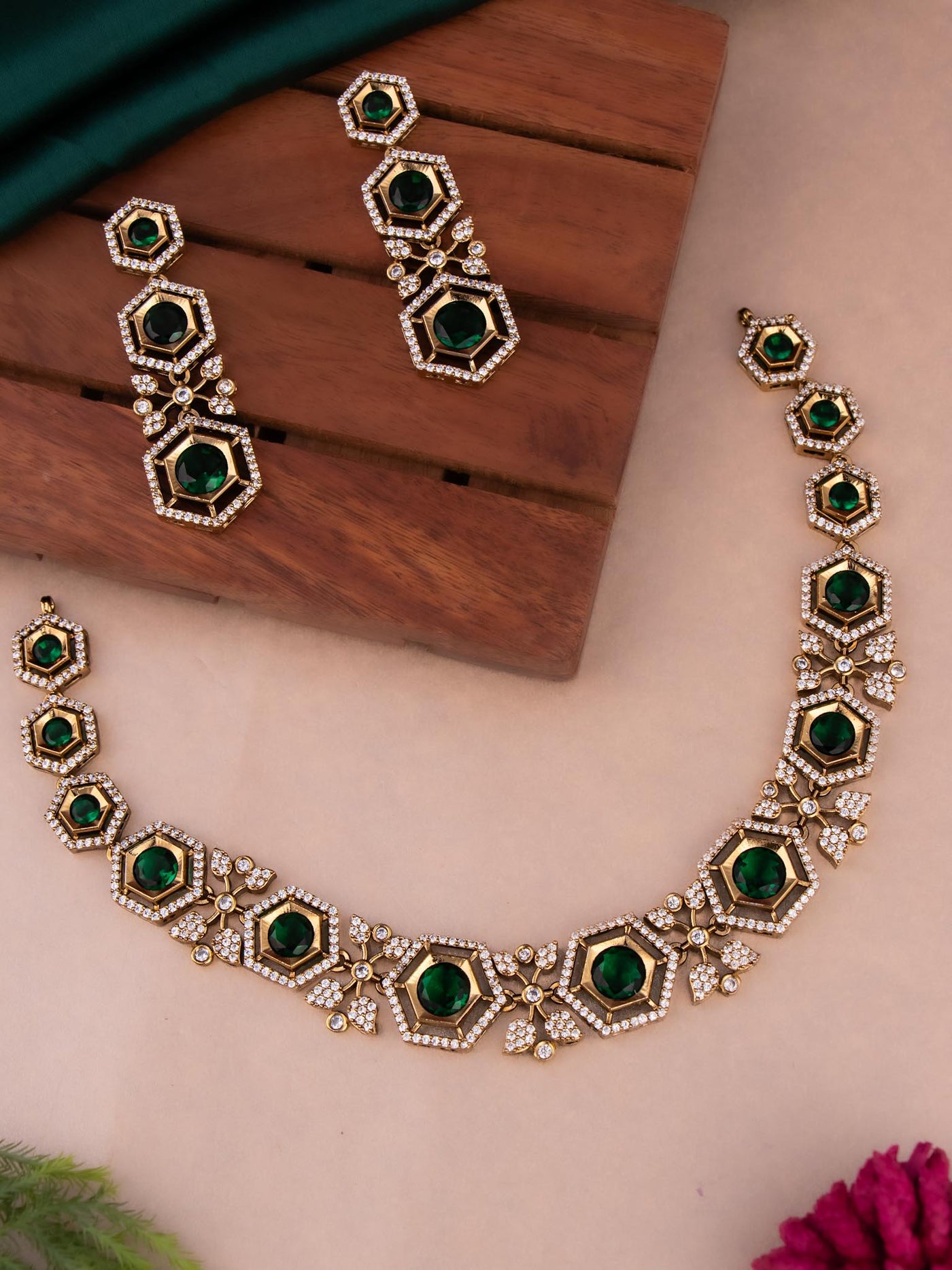 Victorian gold jewellery necklace in green