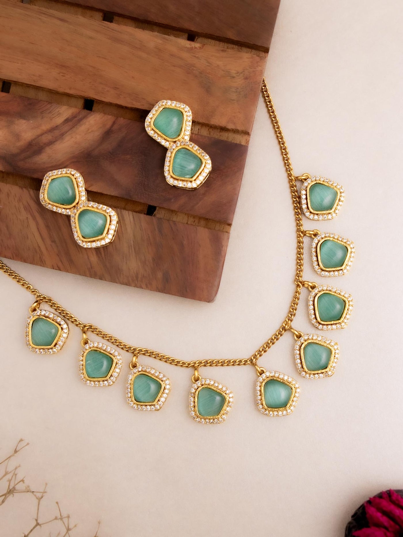 Haniya Pendant Necklace Set