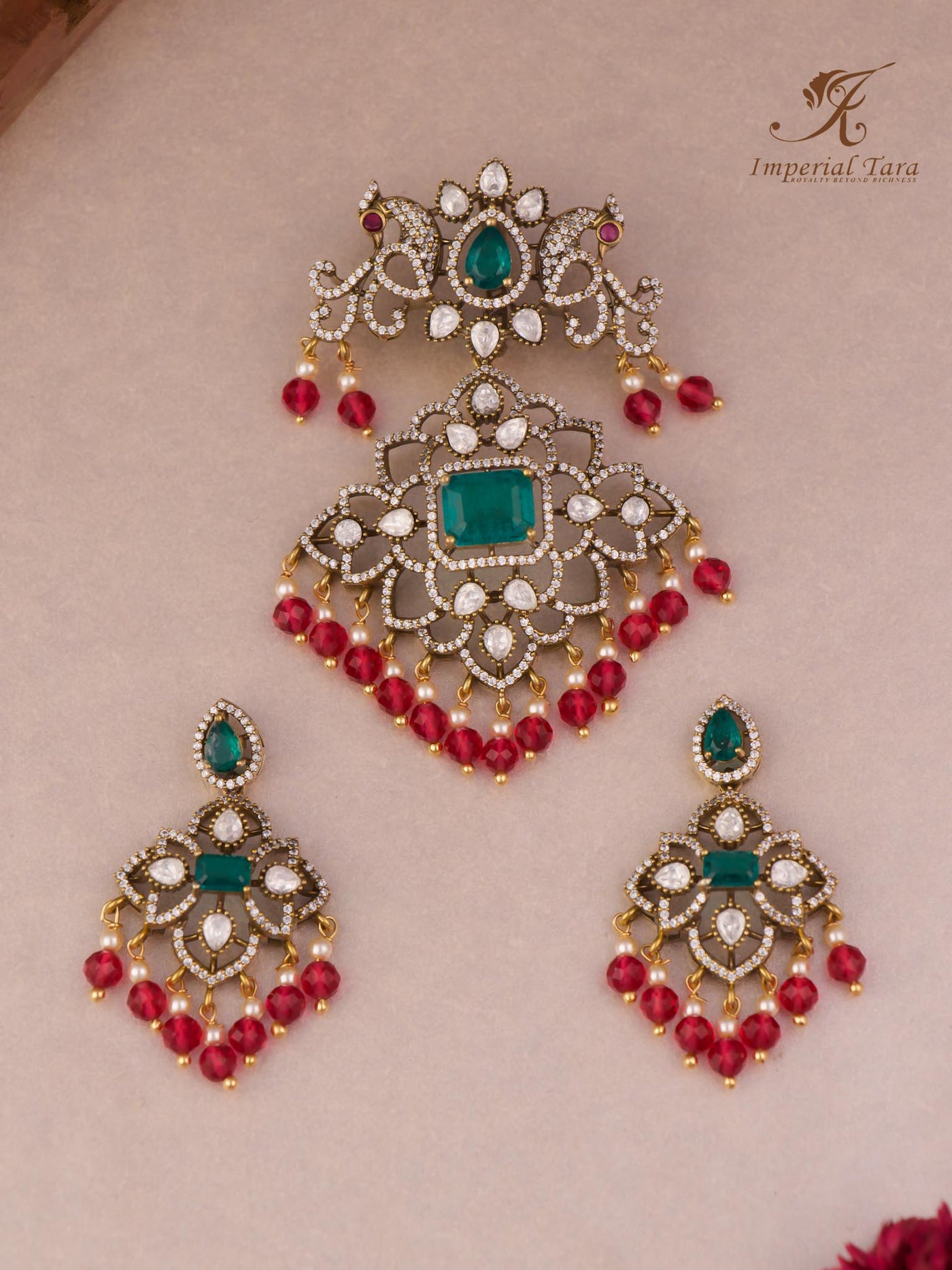 Nainika Pendant Set