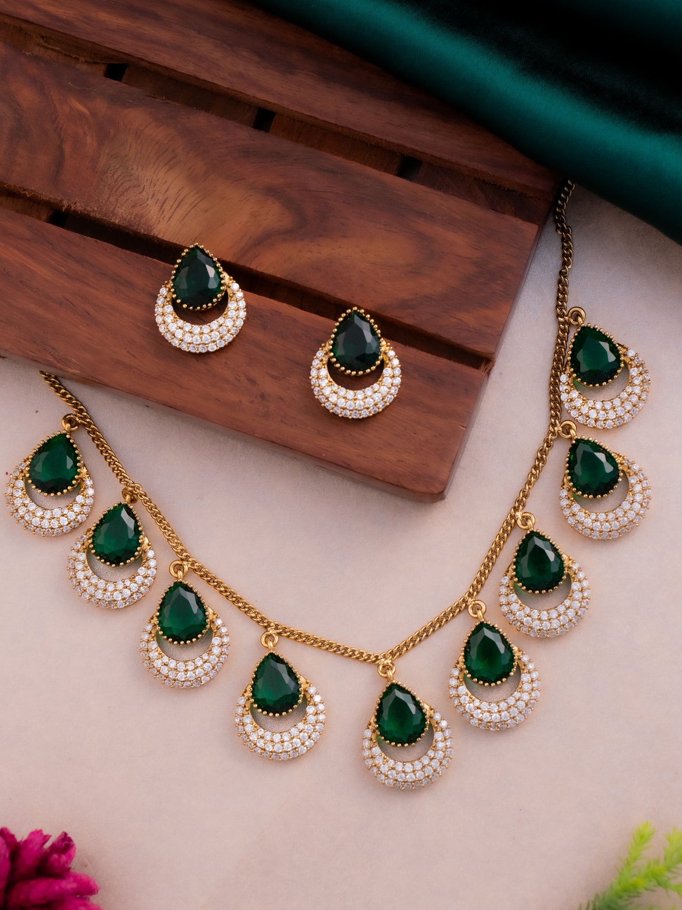 Simple victorian dangler pendant necklace set with earrings in green colour.